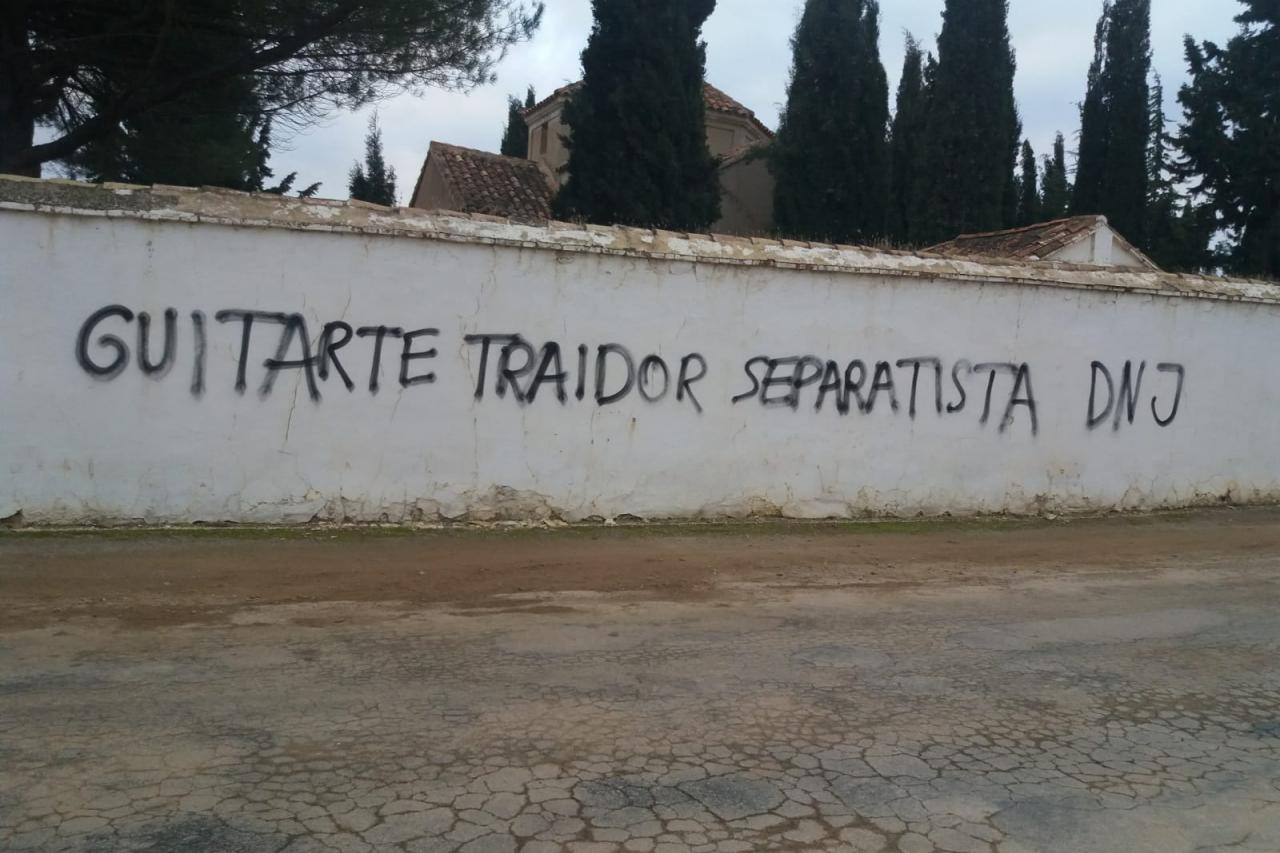 pintada-insultante-contra-tomas-guitarte-en-su-pueblo-natal-cutanda-2